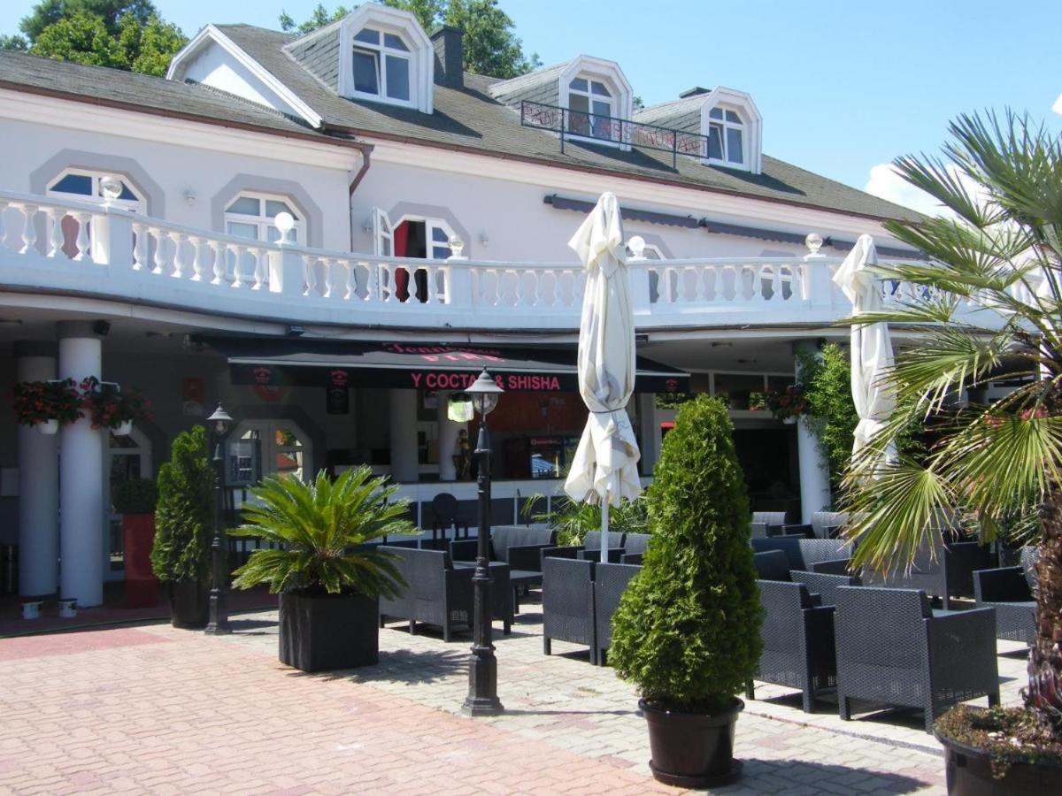 Y Panzio Bed and Breakfast Balatonlelle Exteriör bild