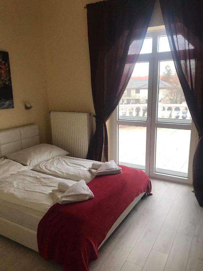 Y Panzio Bed and Breakfast Balatonlelle Exteriör bild